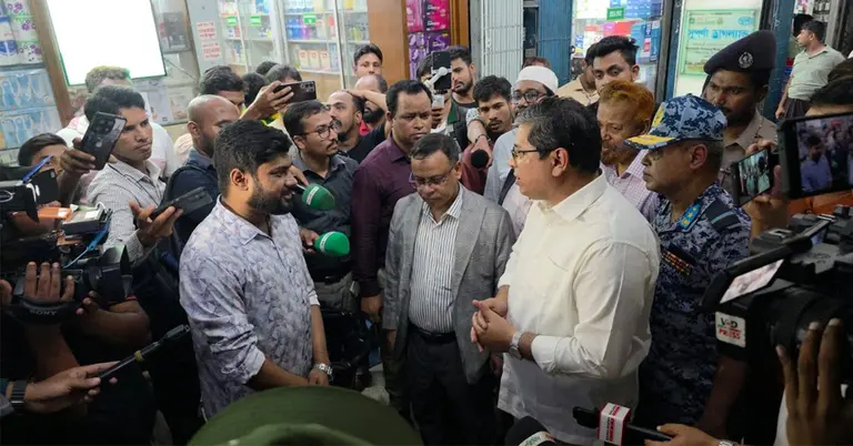 শাহবাগে এলজিআরডি প্রতিমন্ত্রীর ‘ক্লিন-আপ ড্রাইভ’ অভিযান